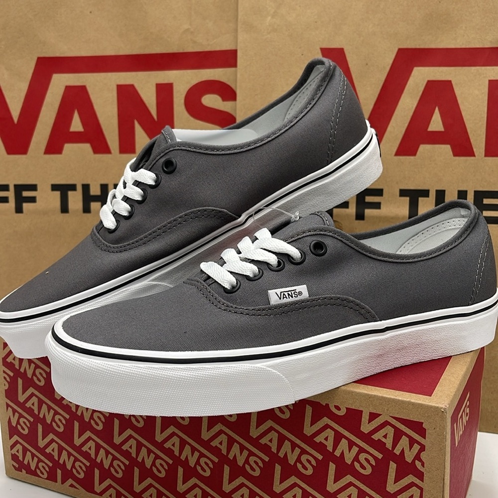 Vans Men’s Authentic Pewter/Black
VN000JRAPBQ
Sneakers - Picture 8 of 16